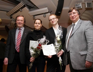 Andrea Böhm und Stefan Riedel (2. v. r.) erhielten den erstmals…